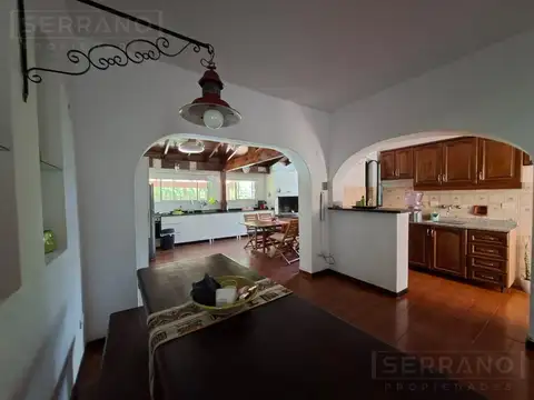 Casa 4 ambientes con 2 baños