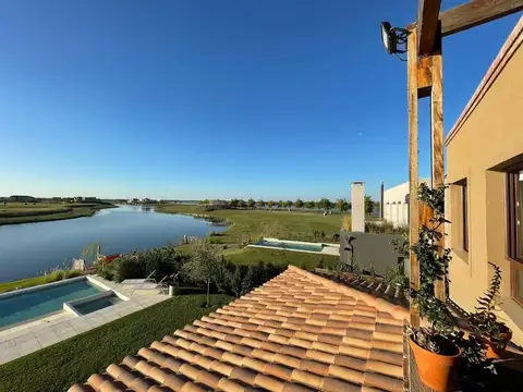 Casa 6 ambientes con 4 baños