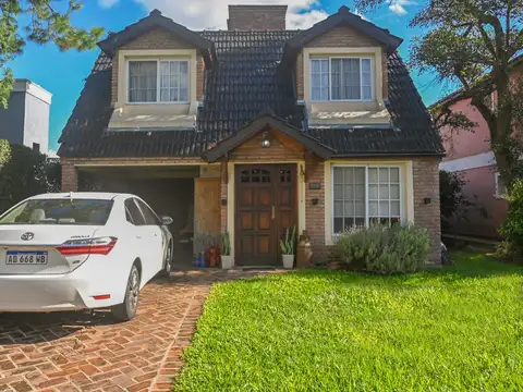 Casa de 4 ambientes en Country en Alvarez