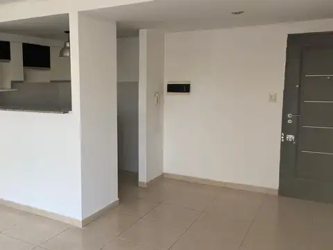 SEMIPISO 3 ambientes / cochera para auto mediano/chico y terraza propia con parrilla
