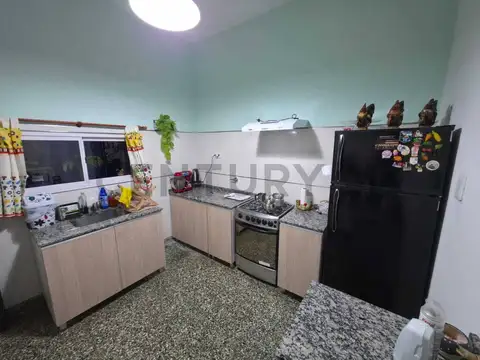 RETASADA   EN VENTA    2 DORMITORIOS  - DEPENDENCIAS  - COCHERA - PATIO - CAÑADA DE GÓMEZ