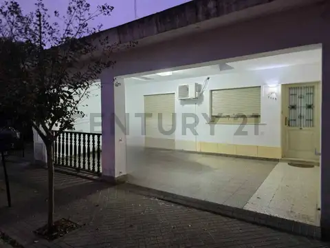 RETASADA   EN VENTA    2 DORMITORIOS  - DEPENDENCIAS  - COCHERA - PATIO - CAÑADA DE GÓMEZ