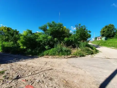 Yatay Y Lamadrid, Terreno En Esquina Con Mejoras - 180 M2