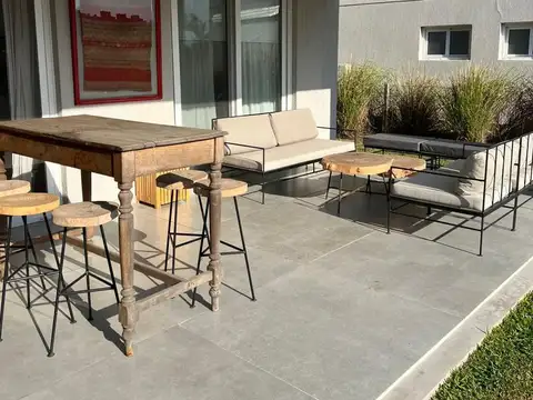 Casa en Alquiler con 2 cocheras