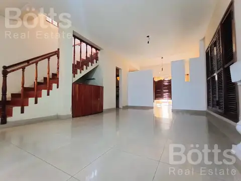 Casa en Venta- 5 amb -cochera 3 autos- patio- parrilla- terraza- A 5 cuadras de Plaza Irlanda