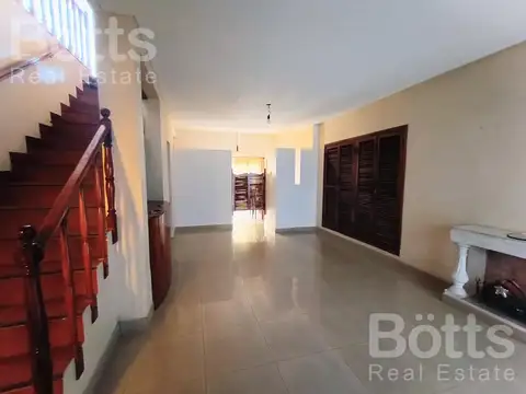 Casa en Venta con 3 cocheras