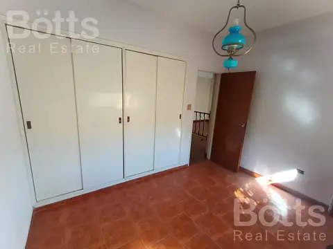 Casa en Venta- 5 amb -cochera 3 autos- patio- parrilla- terraza- A 5 cuadras de Plaza Irlanda