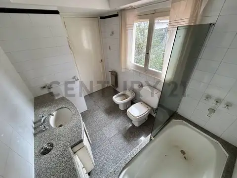 Casa 5 ambientes con 2 baños