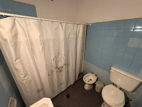 Casa 8 ambientes con 3 baños