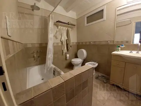 Casa en Alquiler con 2 cocheras