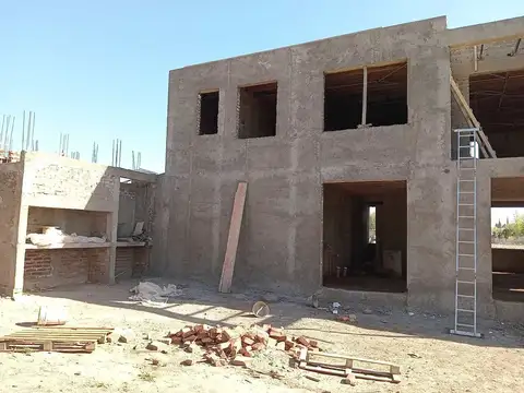 Casa 6 ambientes con 2 baños