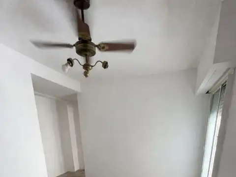 DEPTO. 2 AMBIENTES - LUMINOSO - BUEN ESTADO