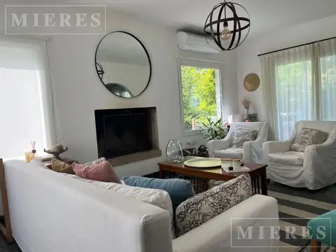 Casa 6 ambientes con 2 baños