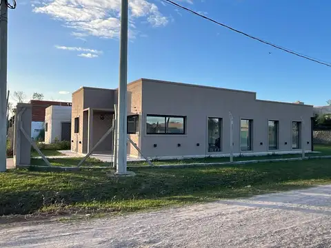 Casa 3 ambientes con 2 baños