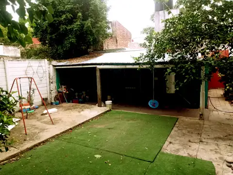 CASA DE 3 AMBIENTES CON GARAGE Y PARQUE. JOAQUIN V. GONZALEZ 874 QUILMES