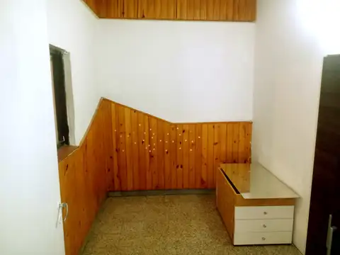 CASA DE 3 AMBIENTES CON GARAGE Y PARQUE. JOAQUIN V. GONZALEZ 874 QUILMES