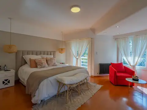 Casa en Alquiler con 2 cocheras