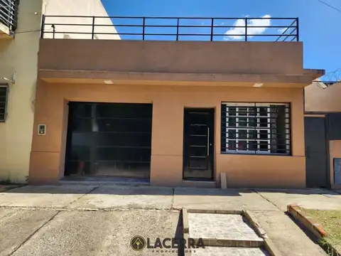 Venta de casa sobre lote propio con pileta  Escucha ofertas razonables 