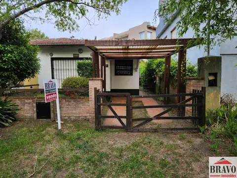 Chalet / Casa en venta de 2 dormitorios c/ cochera en Zona centro Sur