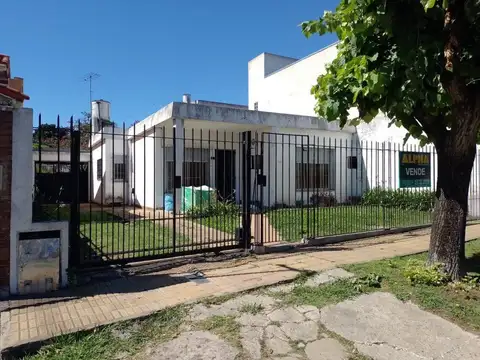 Casa de 4 amb. con lote libre y entrada p/ auto en venta | Berazategui