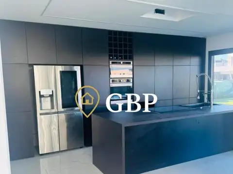 Casa en Alquiler con 2 cocheras