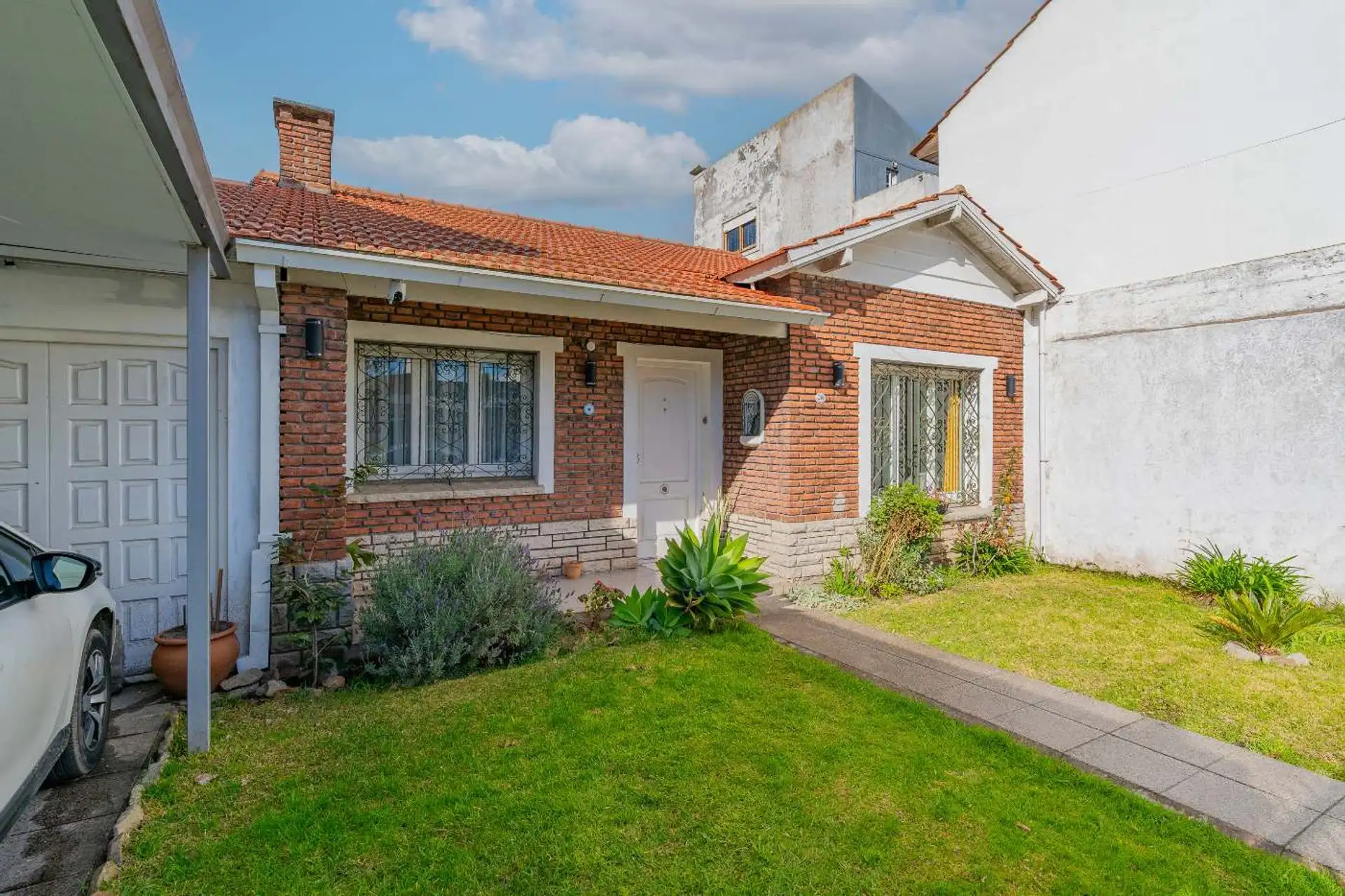 PH tipo casa al frente con jardín en Parque Luro