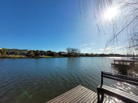 Casa en Alquiler con 2 cocheras