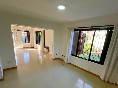 Casa 6 ambientes con 2 baños