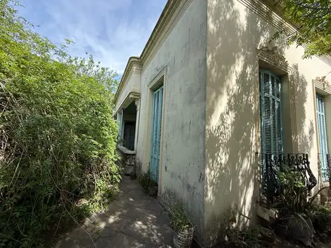 Terreno y CASA a refacciona completa, con 3 Locales Comerciales