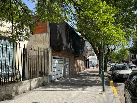 Terreno y CASA a refacciona completa, con 3 Locales Comerciales