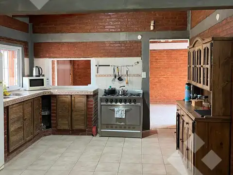 Casa en Alquiler con 3 cocheras
