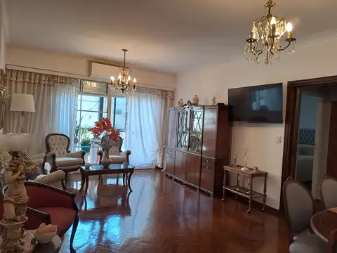 IMPECABLE TRES AMBIENTES CON BALCÓN EN FLORES VENTA