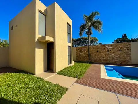 VENTA Moderna Casa 2 Dormitorios con Piscina, Parrillero Propio y Cochera en Fisherton!
