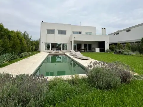 Venta Casa 5 amb a La Laguna barrio San Benito Villanueva Tigre