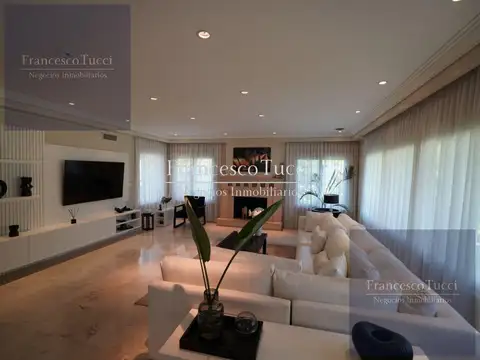 Casa en Venta con 2 cocheras