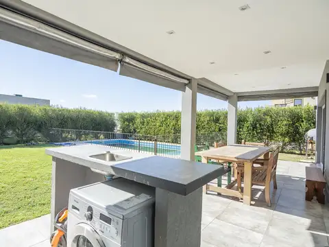 Casa 4 ambientes con 2 baños