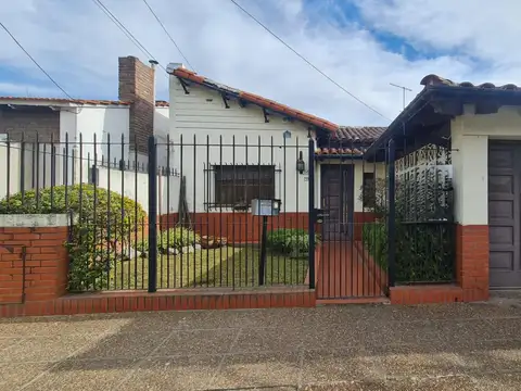 VENTA DE DOS CASAS EN AMPLIO TERRENO DE 8.66 X 32.77 BERNAL