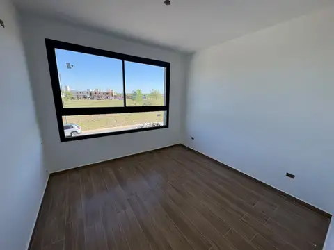 VENTA  DUPLEX DOCTA 3 DORMITORIOS  FRENTE PLAZA
