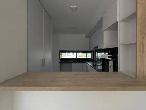Casa en Alquiler con 2 cocheras