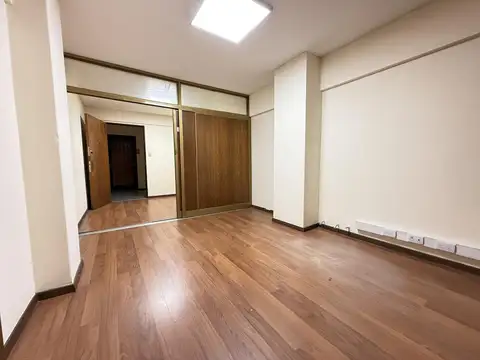 Oficina dividida en Galeria la Favorita. Pleno microcentro