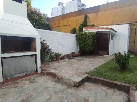 Casa 9 ambientes con 2 baños