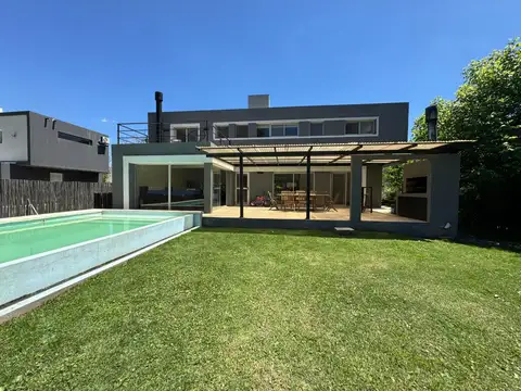 Casa en Venta Barrio Los Pilares en Pilar con pileta