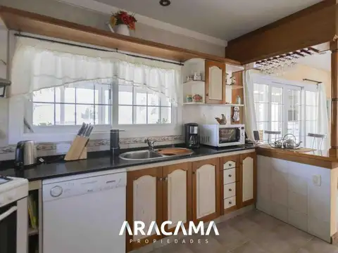 Casa 6 ambientes con 4 baños