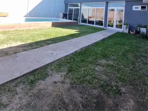 Casa 3 dormitorios sobre asfalto con pileta, Barranqueras