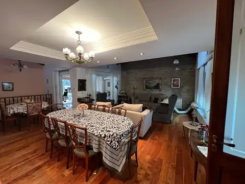 Casa en Alquiler con 1 cochera