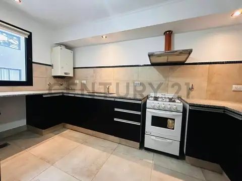 Semipiso con cochera y balcón