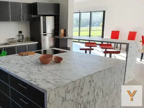 Casa 5 ambientes con 4 baños