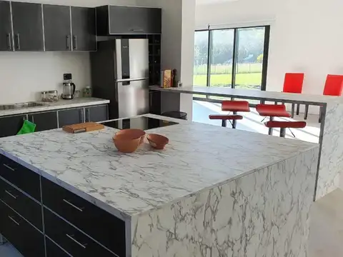 Casa 5 ambientes con 4 baños
