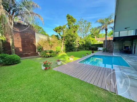 Casa en Venta con 4 cocheras