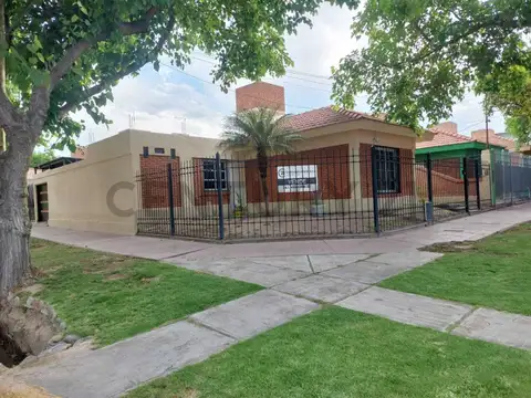Casa 3 dormitorios, 2 baños, cochera.